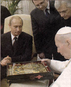 JP II shows Our Lady of Kazan to Putin