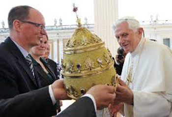 Benedict XVI received a Tiara as a gift