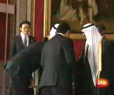 Obama bows to a Saudi king
