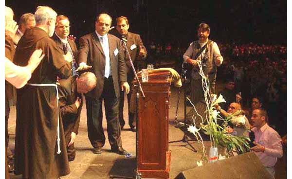 Se arrodilla cardenal argentino para bendición protestante