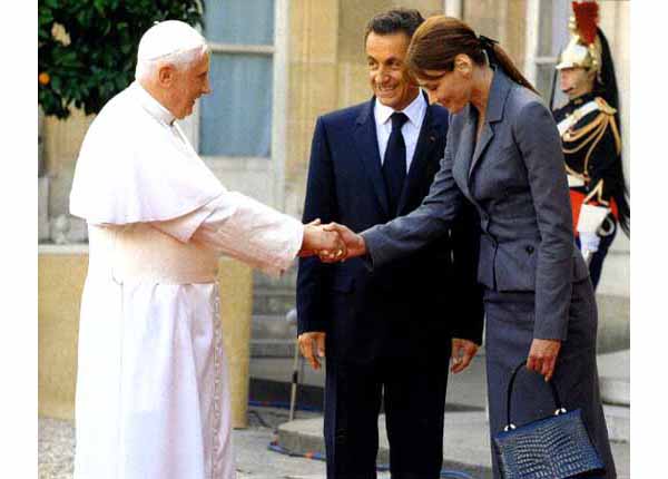 317_CarlaBruni.jpg - 40886 Bytes