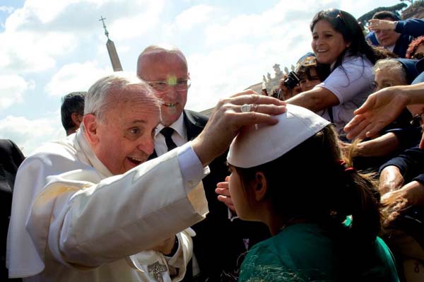 Papa Francis juega con su solideo