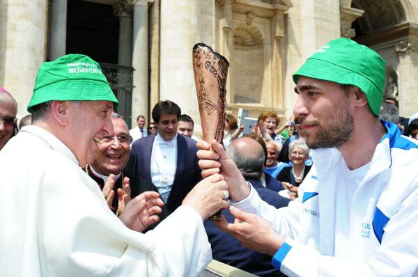 Papa Francis lleva sombrero verde 2