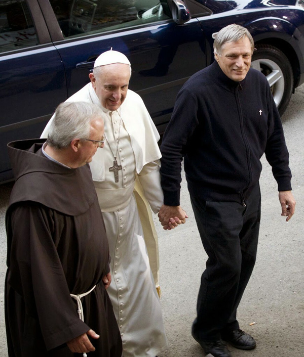 Papa Francis se da la mano con el pro-homo sacerdote 01