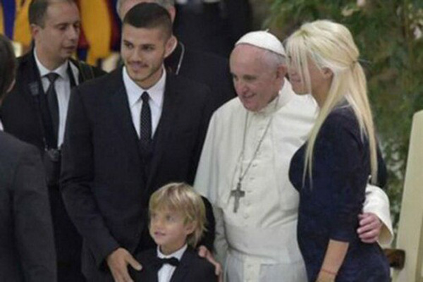 Pope embraces Wanda Nara 01