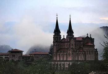 225_Basilica_de_Covadonga3.jpg - 23614 Bytes