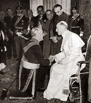 Count Wladimir d'Ormesson kneeling before Pius XII