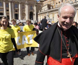 Cardinal Schornborn with a YouCat group in the Vatican square
