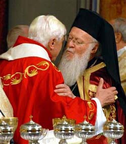 Benedict XVI kisses Patriarch Bartholomew