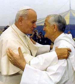 John Paul II warmly greets Brother Roger Schutz