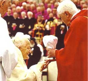 Ratzinger gives Communion in the hand to protestant Roger Schutz