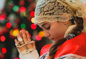 Girl rpaying the Rosar