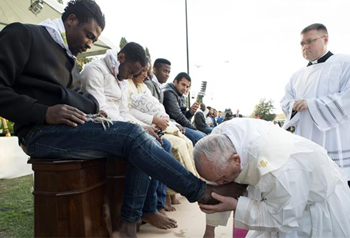 francis washing feet of refugees
