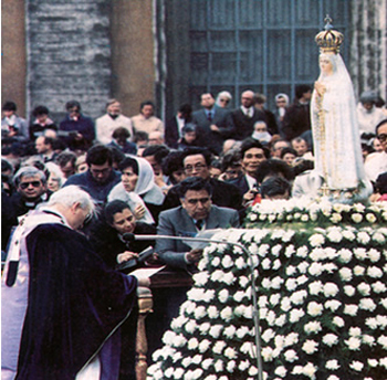John Paul II bowing before a statue of Our Lady of Fatima