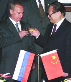 Putin and Jiang Zemin drink together