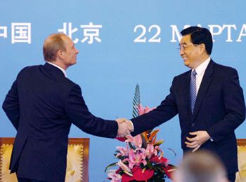 The presidents of Russia and China shake hands
