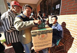 Bolivians voting in favor of autonomy