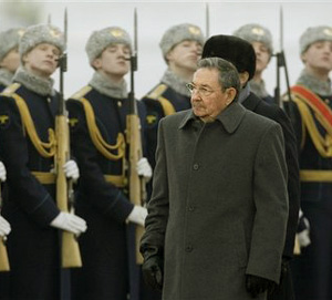 Raul Castro reviews Russian troops in Moscow