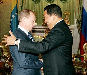 Putin embraces Chavez in Moscow