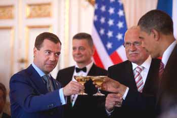 Obama and Medvedev sign the Nuclear disarmament pact, Prague April 8, 2010