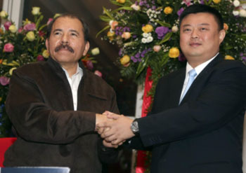 Daniel Ortega shakes hands with Wang over the canal deal