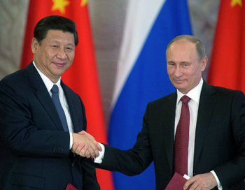 Putin shakes hands with his strategic ally Hu Jintao