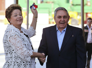 DIlma Rousseff holding Cuban colors