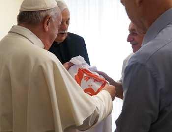 Pope Francis receives a shirt of the the campaign Free Lula