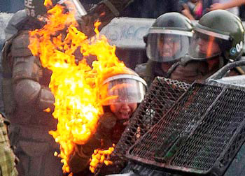 Poilice officer burns hit by a molotov cocktail