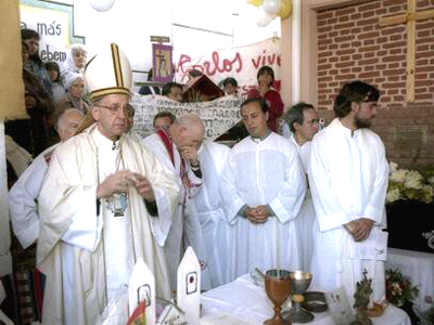 Archbishop Bergoglio says mass in a slum honoring Carlos