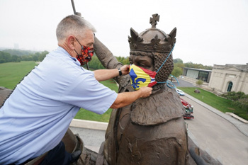 masking the statue