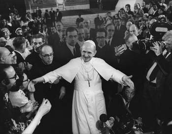 Paul VI adored by the world