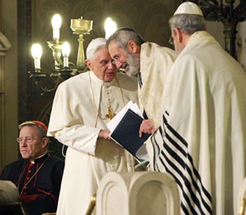 Benedict with Jews at the Rome synagogue