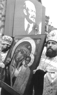 A procession under the image of Lenin