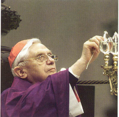 Card. Ratzinger lights a candle to ask forgiveness for Catholic militancy