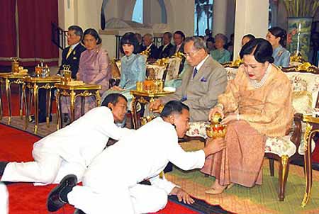 Thai officers paying traditional homage to the King and Queen of Thailand