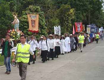 Modestly dressed Pilgrims in the Philippines