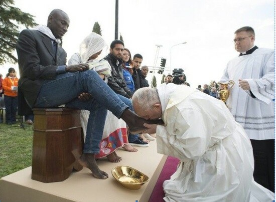 Pope kisses feet of Muslims