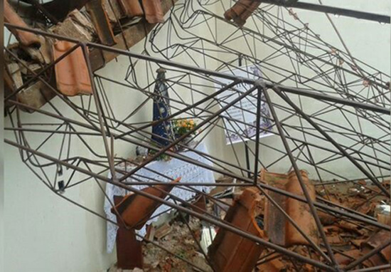 Statue unharmed in collpase of a chapel - Brazil