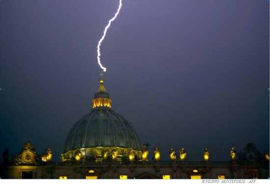 Lightning bolt hits Vatican