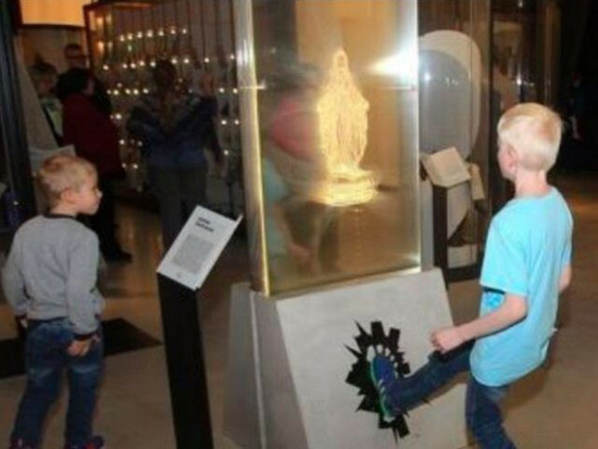 Protestants desecrate statue of Virgin