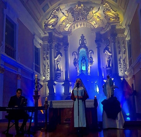 Irma Greice Maria singing in a Basilica