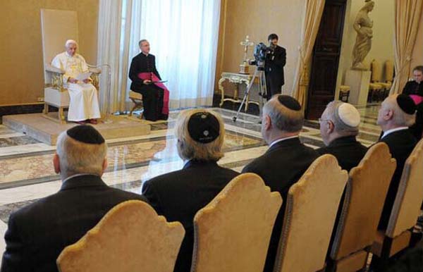 Benedict receives Jews at Vatican 01