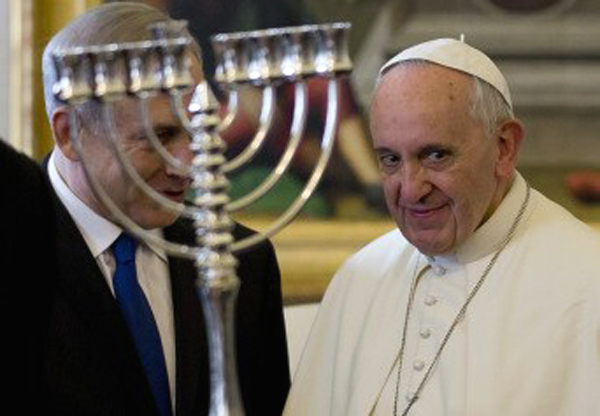 Pope Francis receives menorah -1