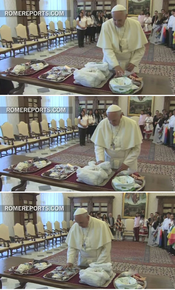Pope Francis blesses coca lieves - 02
