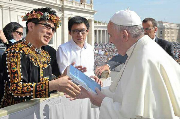 Francis with Buddhist 1