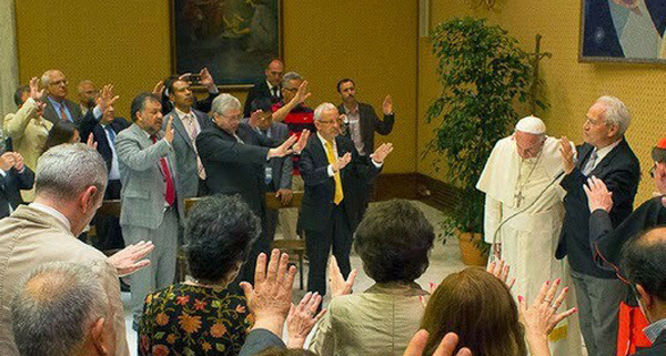 Pope receives blessing from Protestant pastors 01