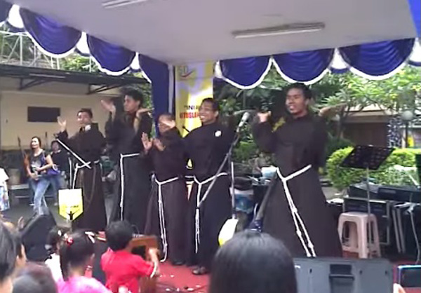 Franciscans dande with niuns in Jakarta 1