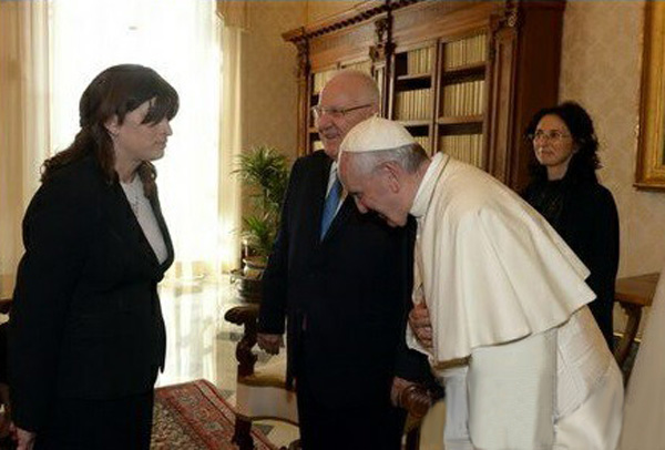 Pope Francis bows to a Jew