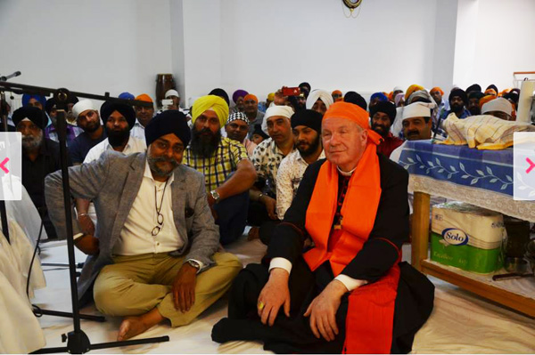 Cardinal Schonborn in Sikh temple 1